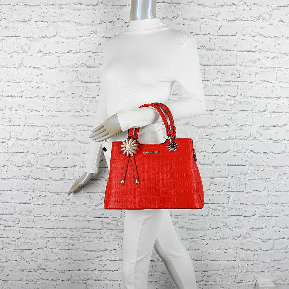Sac à main femme Fiora rouge porté, charm fleur doré et motif embossé façon croco – réf. M-9354