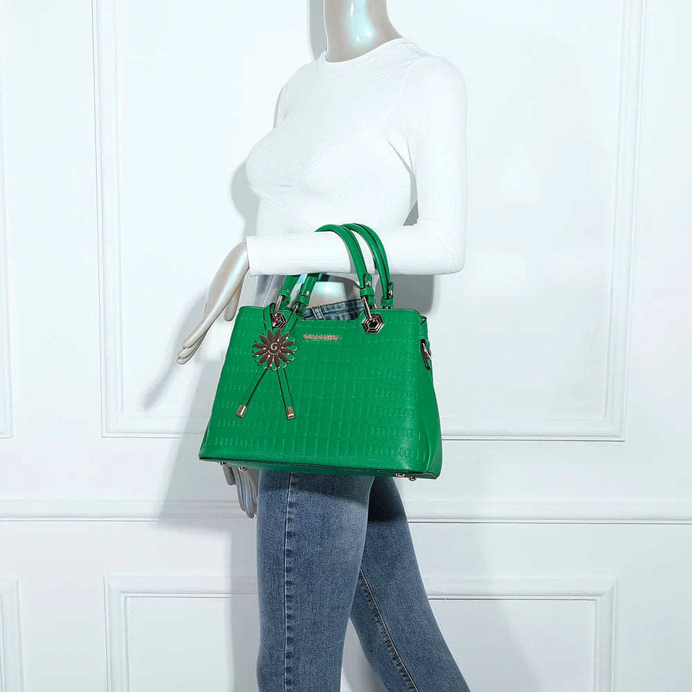 Sac à main femme Fiora vert porté, charm fleur doré et motif embossé façon croco – réf. M-9354