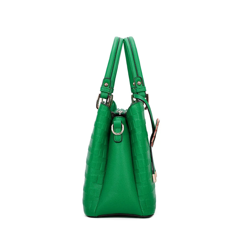 Profil du Fiora vert : mousquetons dorés où s’accroche la bandoulière amovible et réglable – réf. M-9354