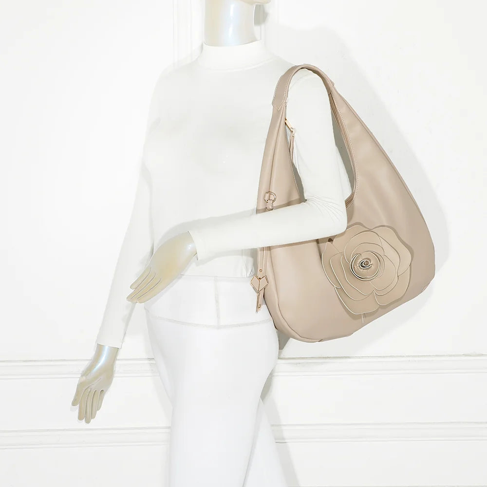 Sac Fleur de Lune beige porté à l’épaule par une femme, rose en relief bien visible – réf. G-7494
