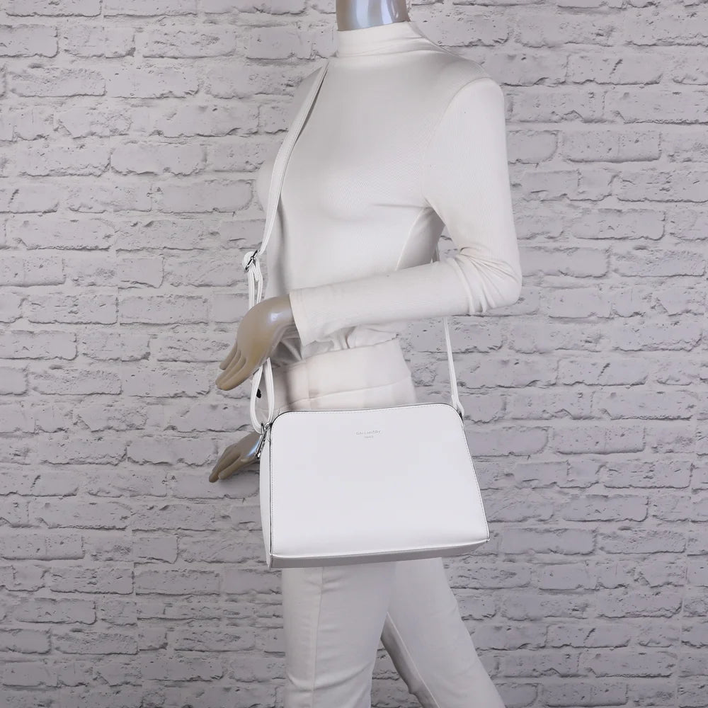 Gallante blanc porté par une femme en bandoulière, sangle réglée à la bonne longueur pour la journée – réf. G-7432-2