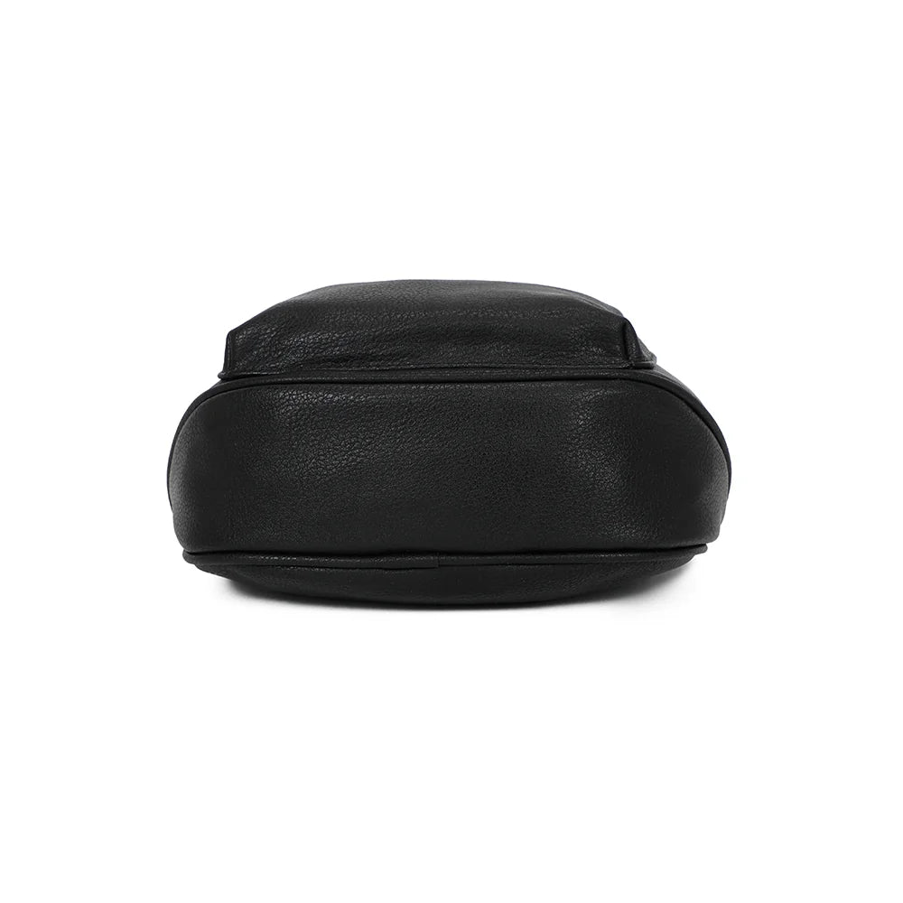 Dessous du Glamour noir : base arrondie en simili cuir grainé pour une silhouette douce – réf. Z-83047