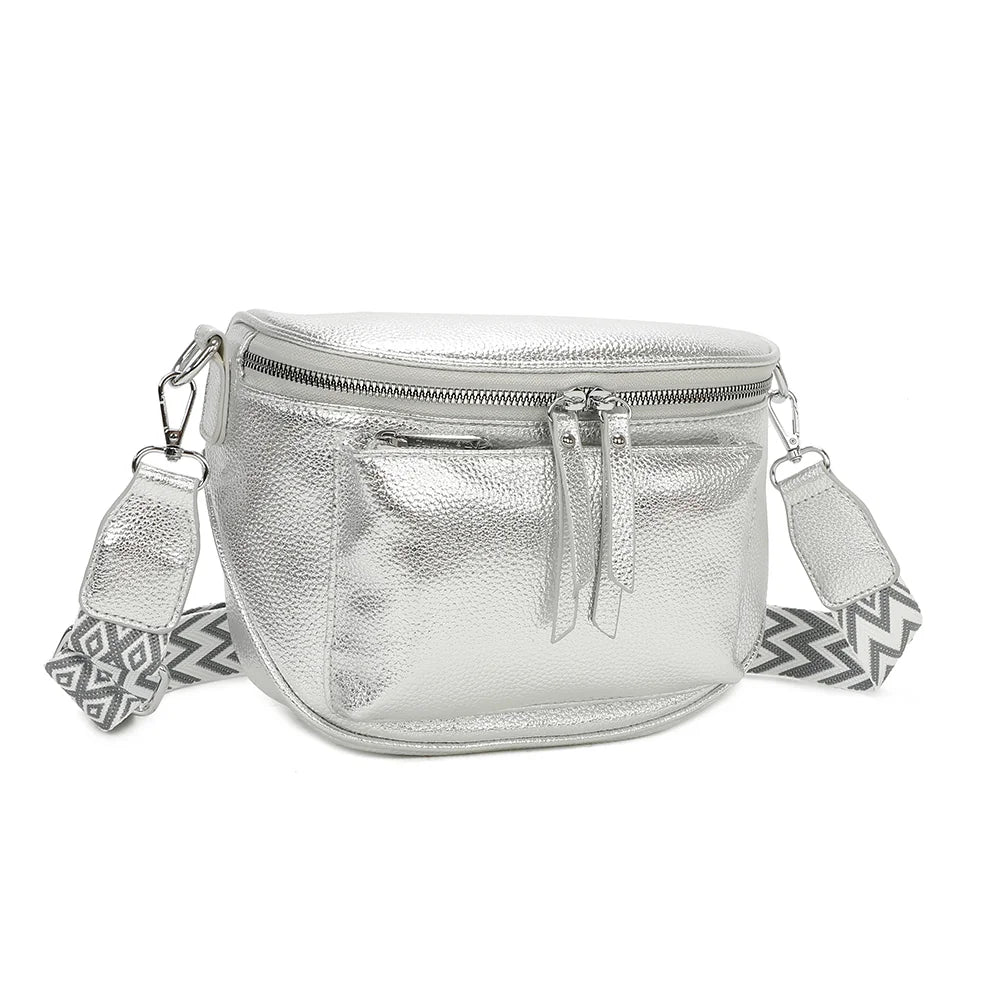 Glamour Shiny argent vu de trois quarts : forme demi-lune compacte et double tirette sur le zip du dessus – réf. Z-83047-1