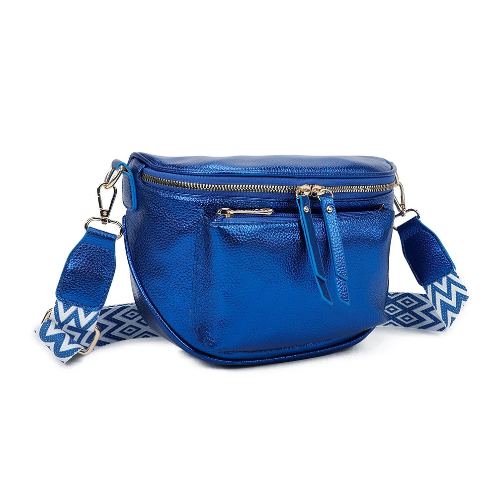 Glamour Shiny bleu electrique vu de trois quarts : forme demi-lune compacte et double tirette sur le zip du dessus – réf. Z-83047-1