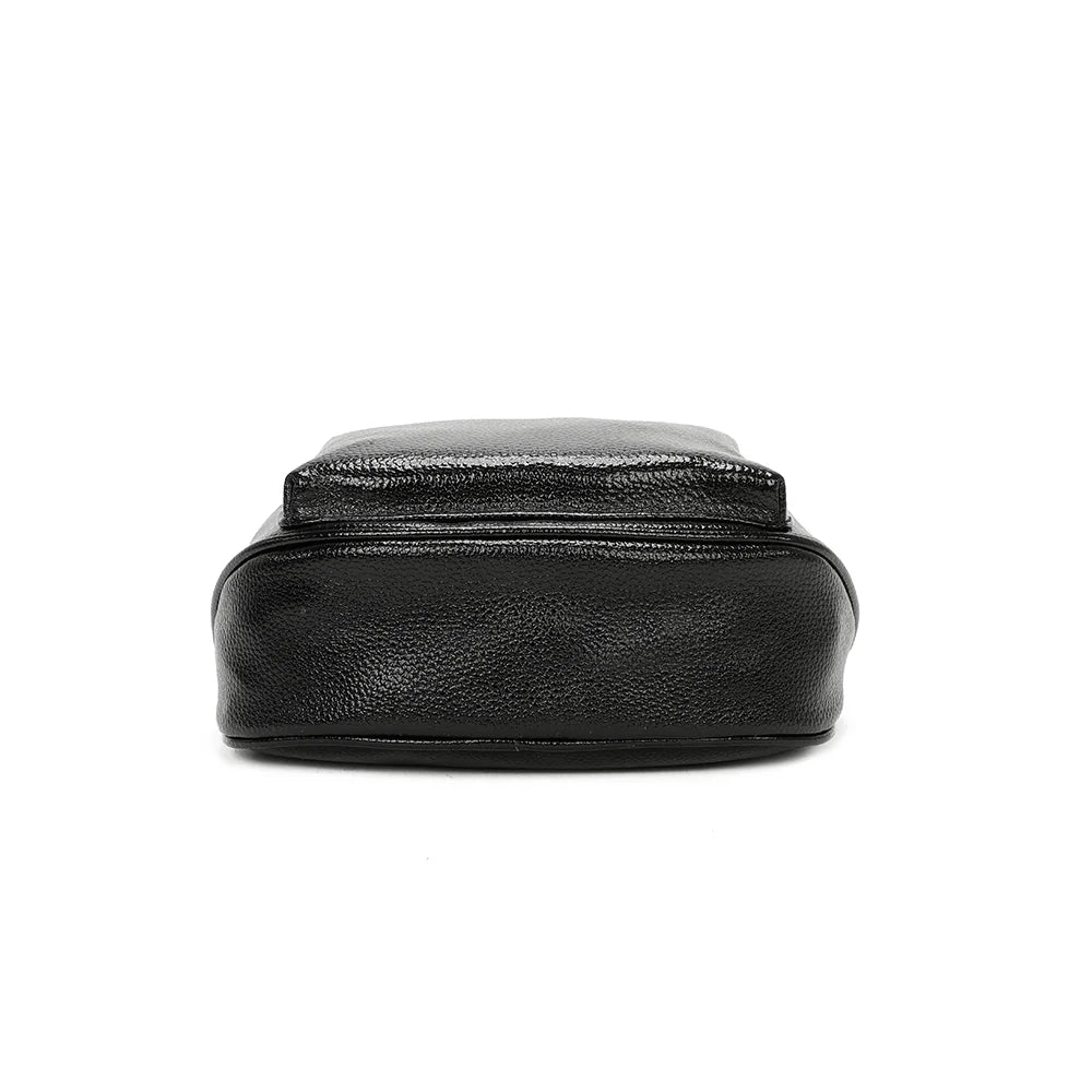 Dessous du Glamour Shiny noir : base arrondie en simili cuir grainé brillant, finition soignée – réf. Z-83047-1