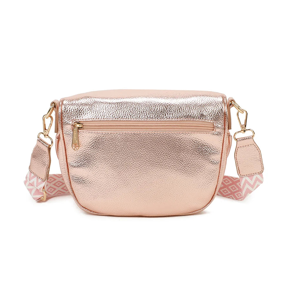 Dos du Glamour Shiny rose : surface grainée brillante qui accroche la lumière, sangle réglable fixée – réf. Z-83047-1