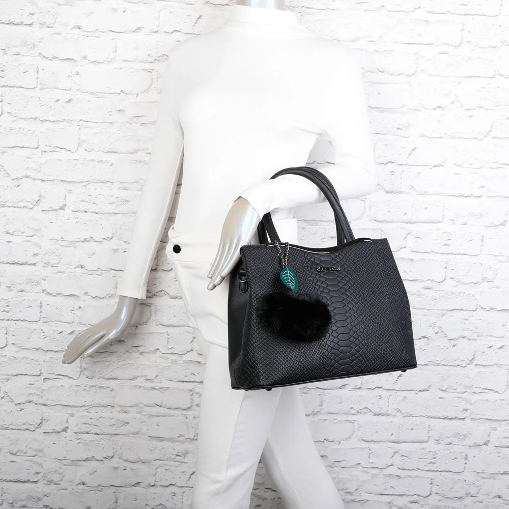 Sac à main Hailey noir porté par une femme, à la main ou à l’épaule avec sa bandoulière – réf. G-7329-1