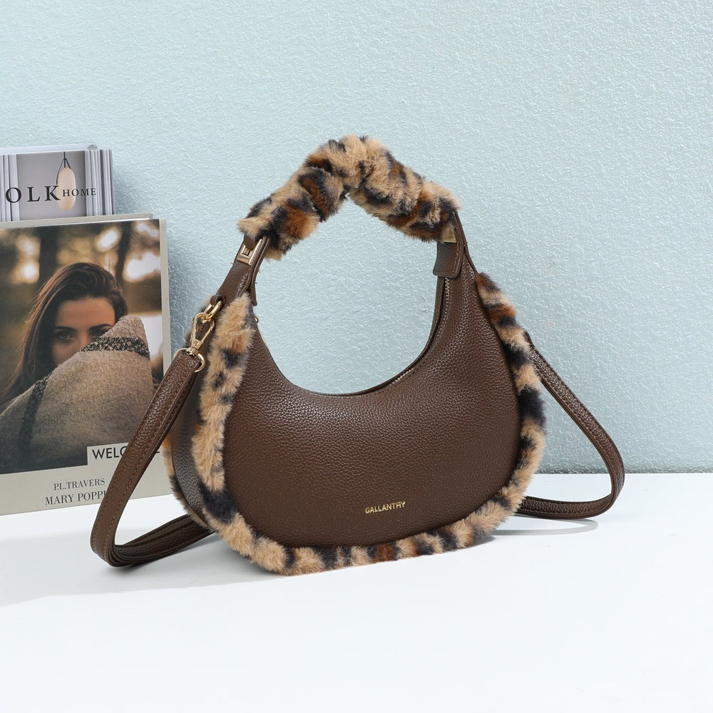 Sac demi-lune Hanae Féline Coffee à fausse fourrure léopard posé dans un décor d’intérieur – visuel d’ambiance créé avec l’IA – Gallantry Paris