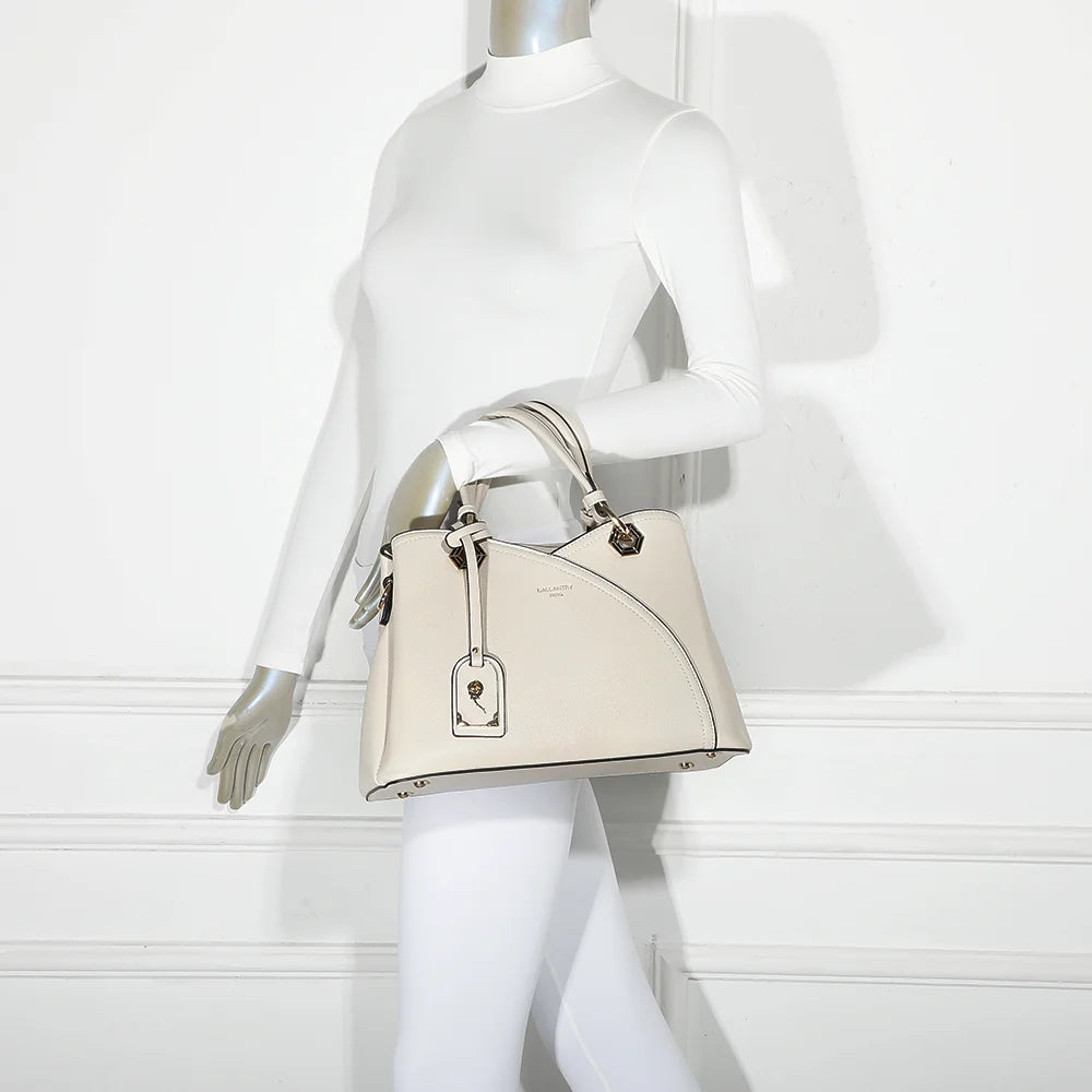 Sac à main femme Harmonie Trio beige porté, bandoulière amovible pour un porté épaule ou croisé – réf. M-9431