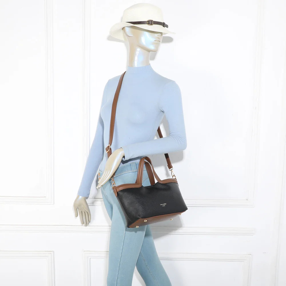 Sac à main Horizon Duo noir porté par une femme, à la main ou avec sa bandoulière amovible – réf. R-2038