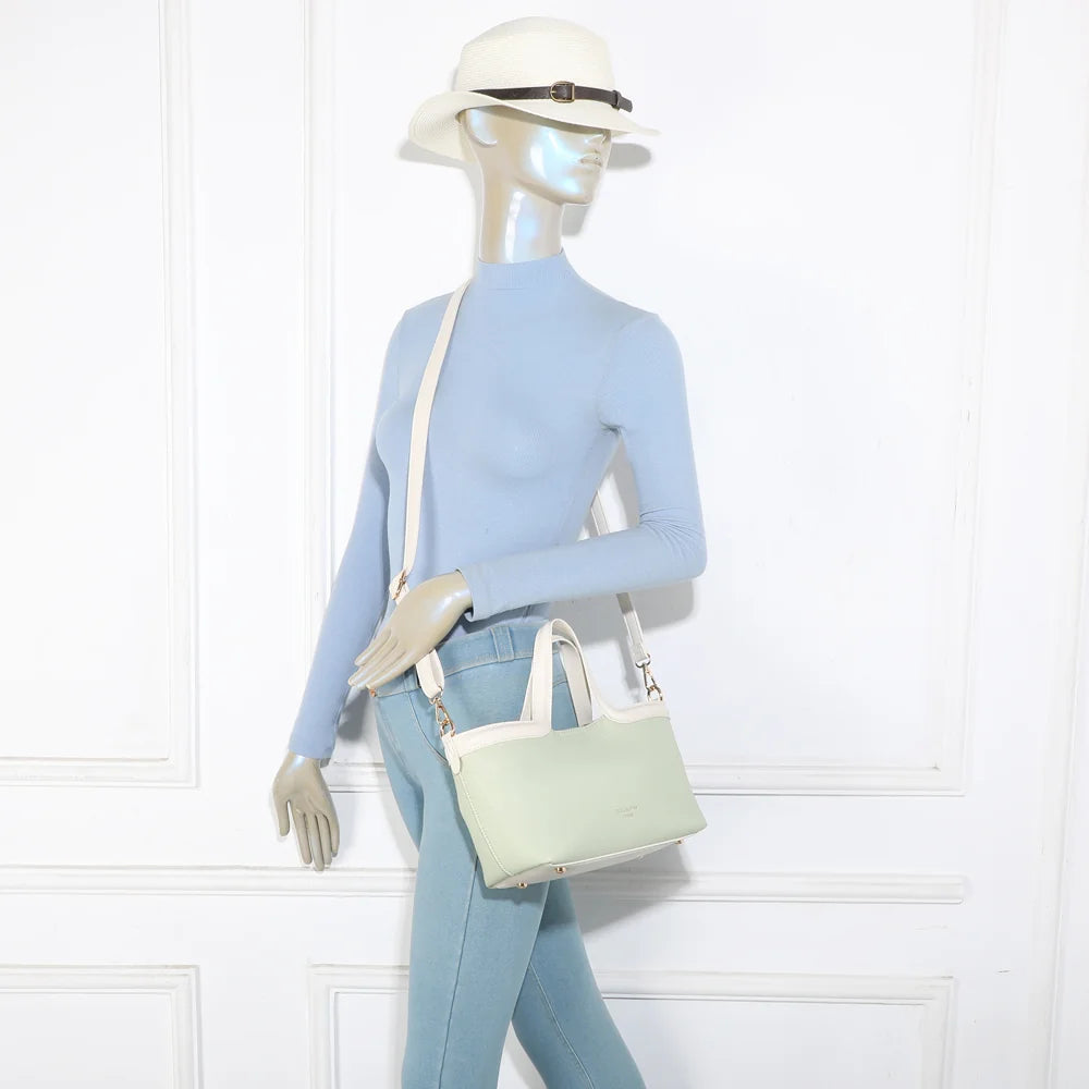 Sac à main Horizon Duo vert clair porté par une femme, à la main ou avec sa bandoulière amovible – réf. R-2038