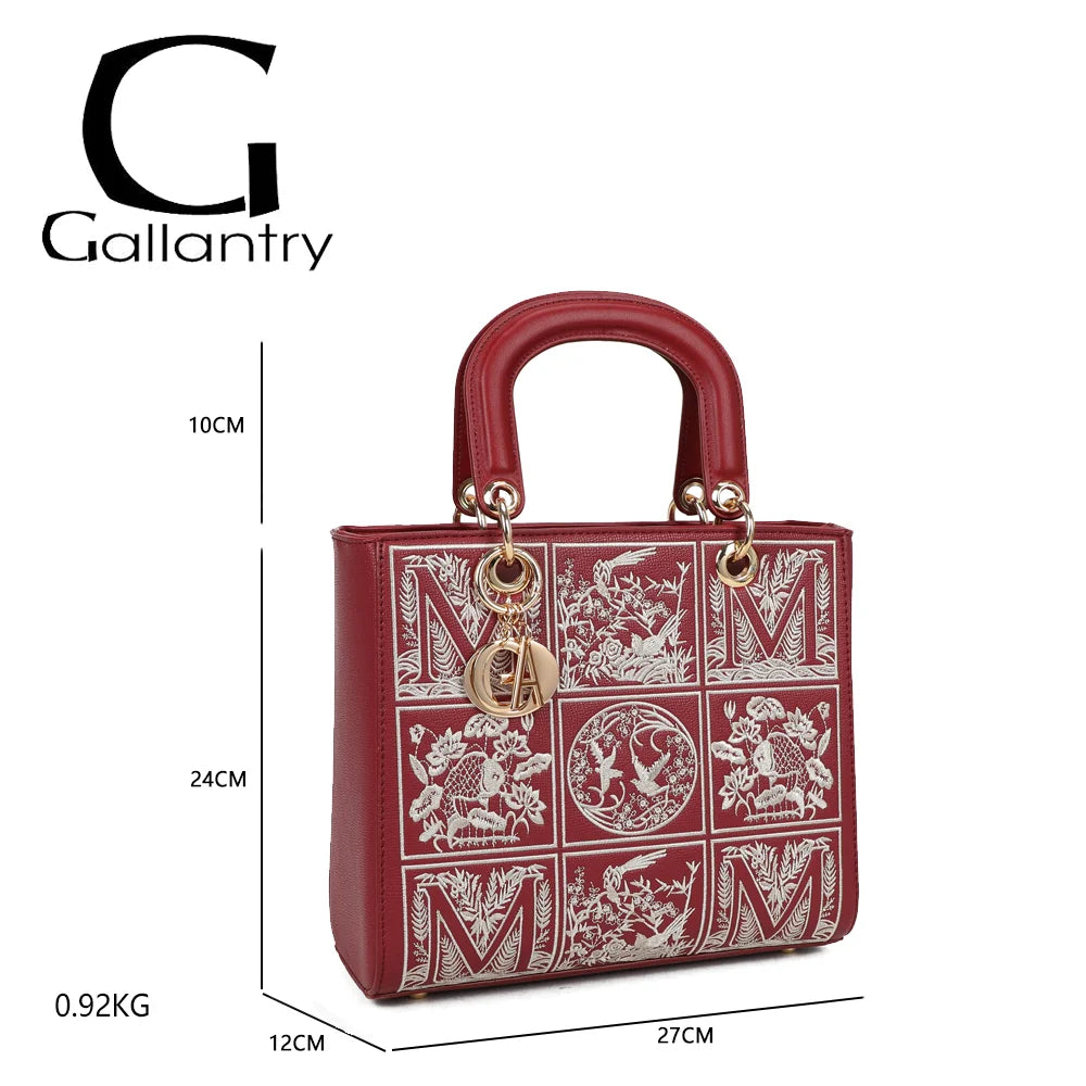 Dimensions du sac Isalda rouge foncé : environ 27,5 × 12 × 23,5 cm, anse de 10 cm, 0,92 kg – réf. DQ-9443-8