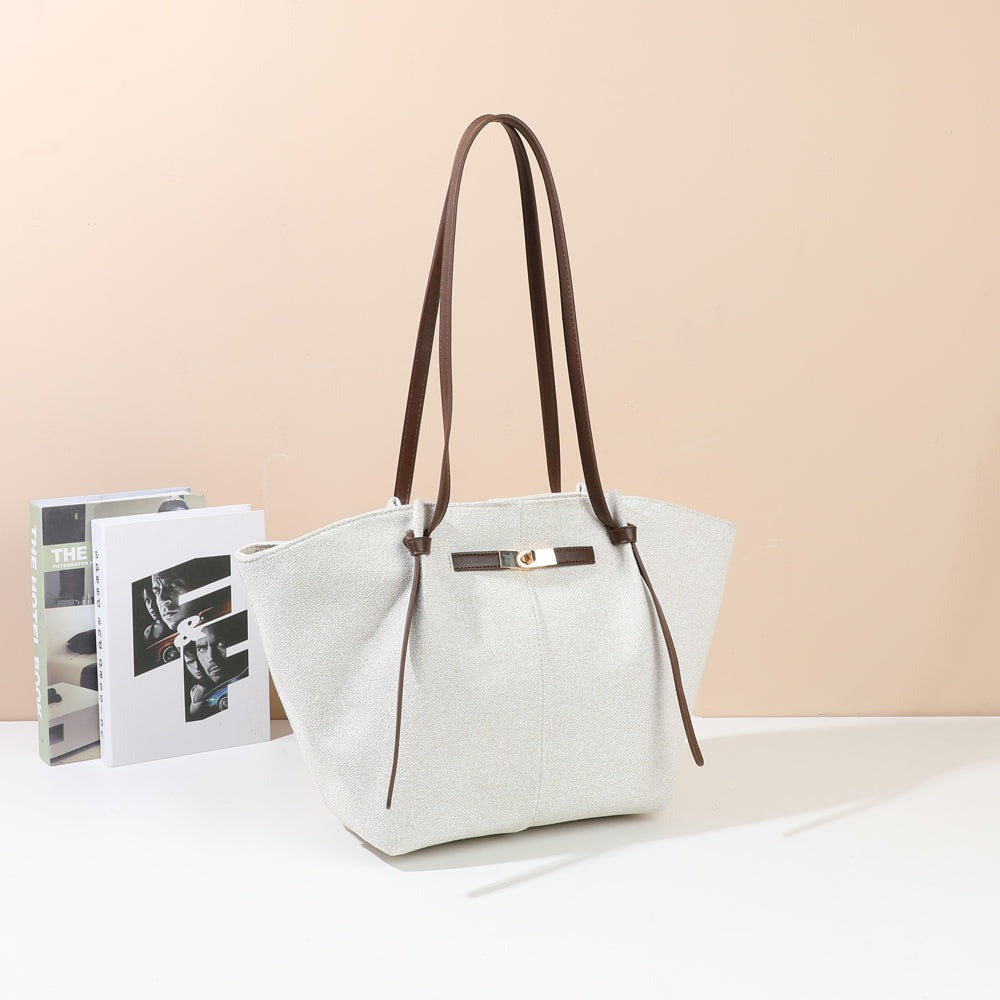 Sac cabas Ivory Beige/Coffee en toile claire mis en scène dans un décor – visuel d’ambiance créé avec l’IA – Gallantry Paris