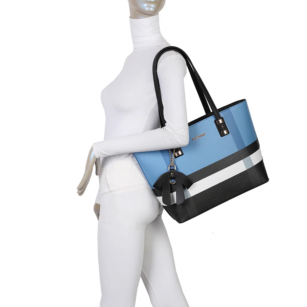 Sac cabas femme Jolie bleu porté à l’épaule grâce à ses deux anses longues – réf. M-7422