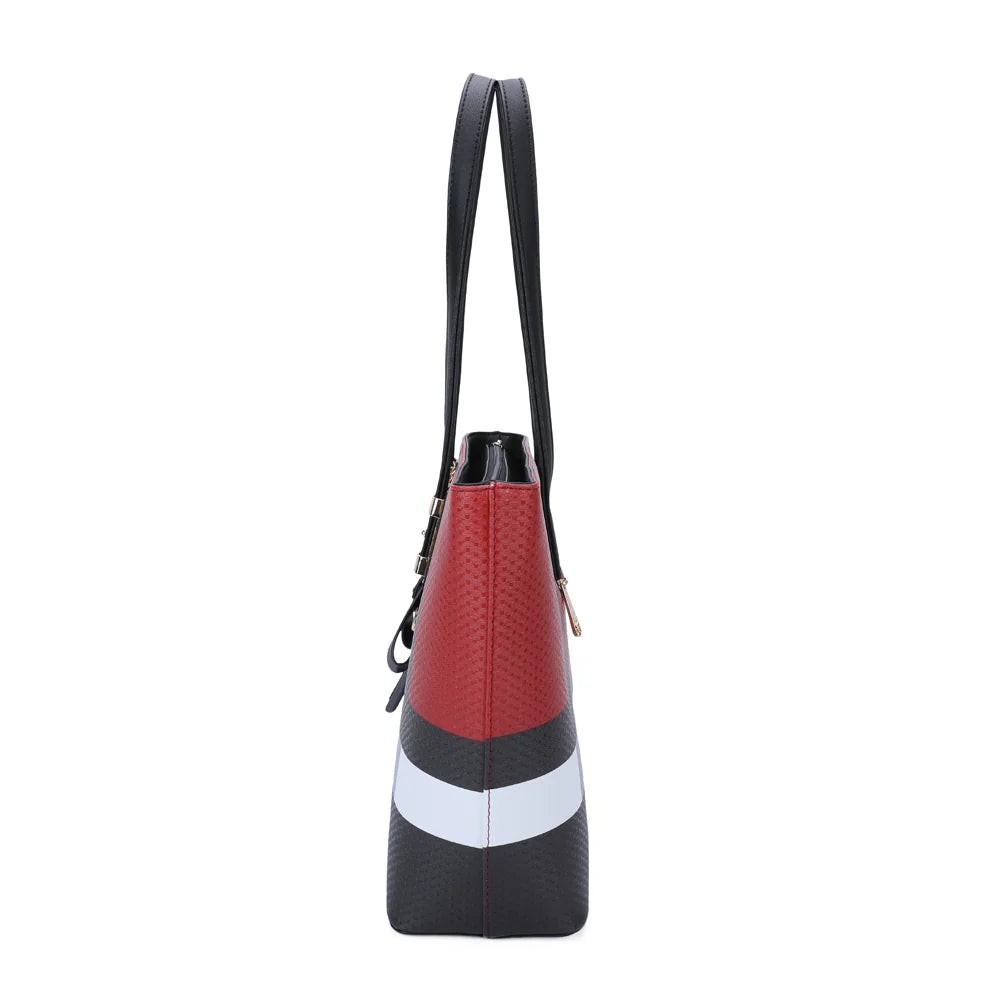 Jolie rouge de profil : silhouette cabas aux lignes nettes et fermeture zippée sur le dessus – réf. M-7422