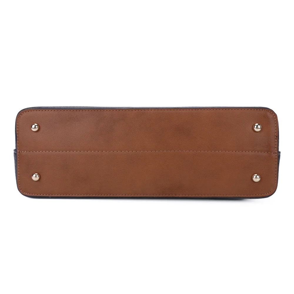 Dessous du Jolie taupe/camel : base noire assortie aux bandes en relief du modèle – réf. M-7422