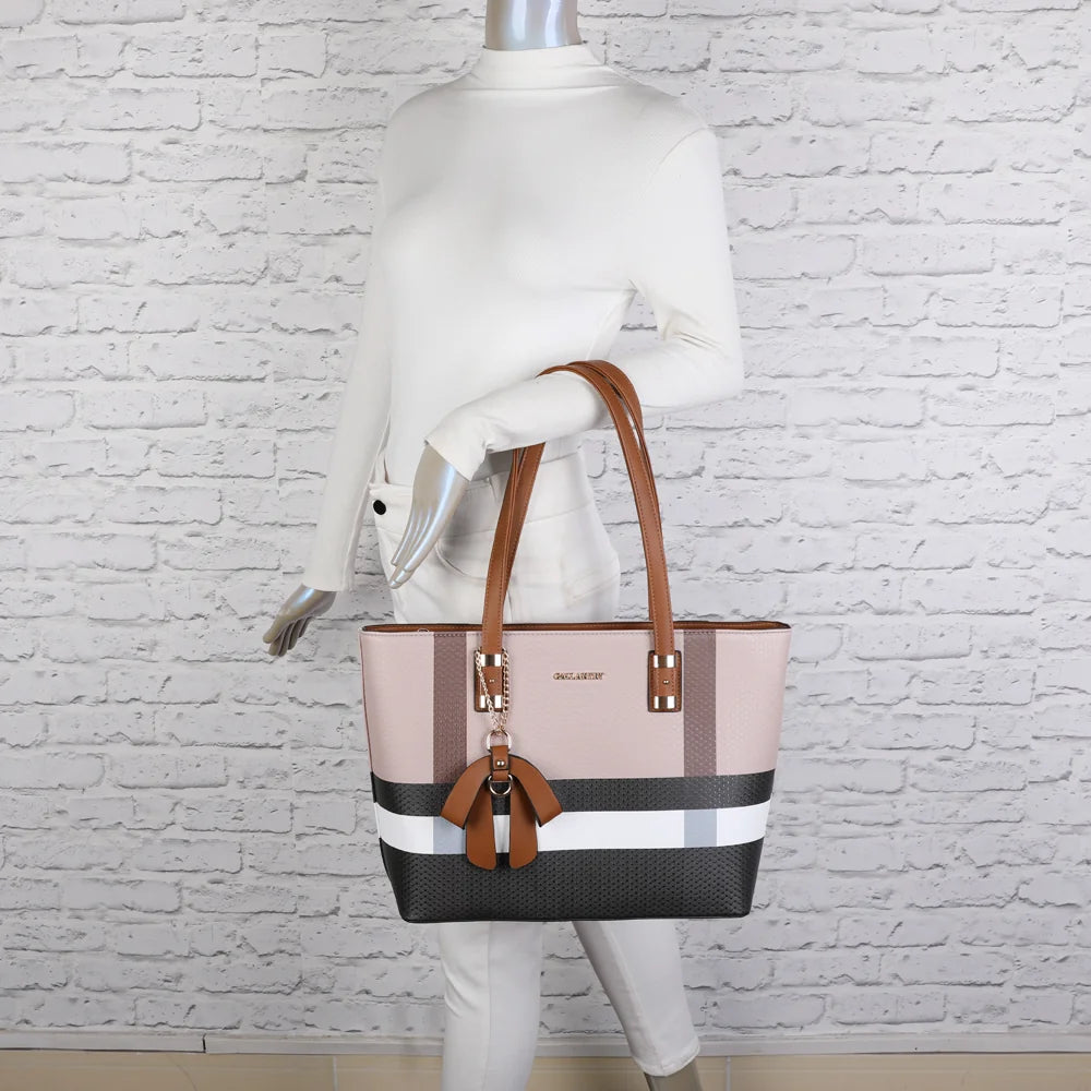 Sac cabas femme Jolie taupe/camel porté à l’épaule grâce à ses deux anses longues – réf. M-7422