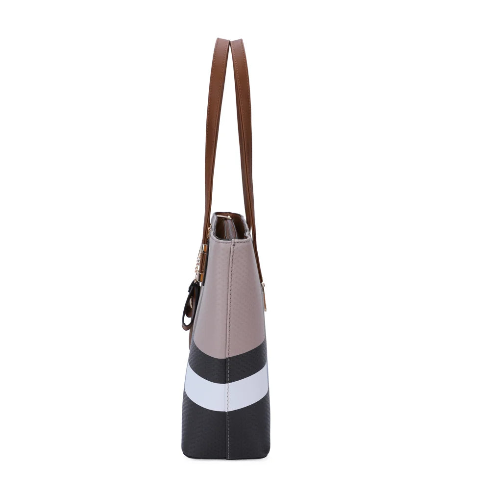 Jolie taupe/camel de profil : silhouette cabas aux lignes nettes et fermeture zippée sur le dessus – réf. M-7422