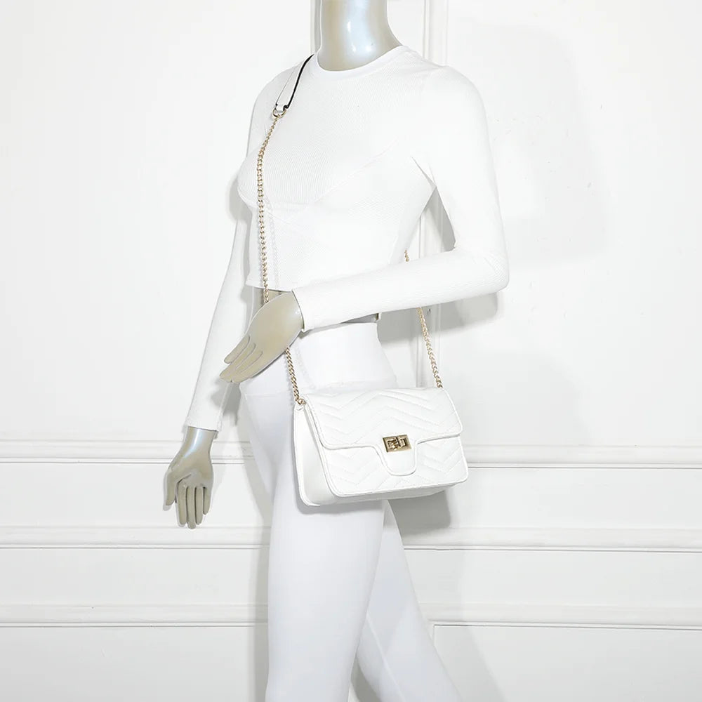 Sac femme L’Allegra blanc porté en bandoulière grâce à sa chaîne dorée – réf. C-0159