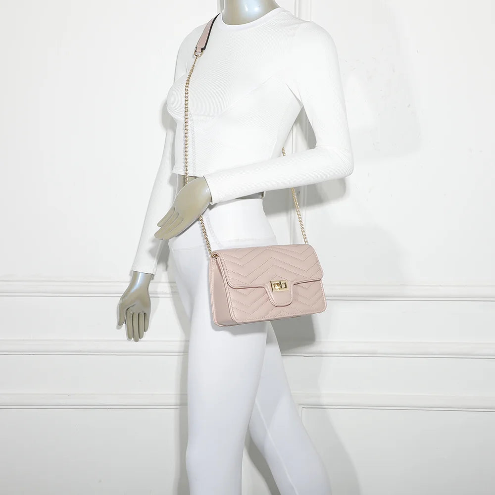 Sac femme L’Allegra rose porté en bandoulière grâce à sa chaîne dorée – réf. C-0159