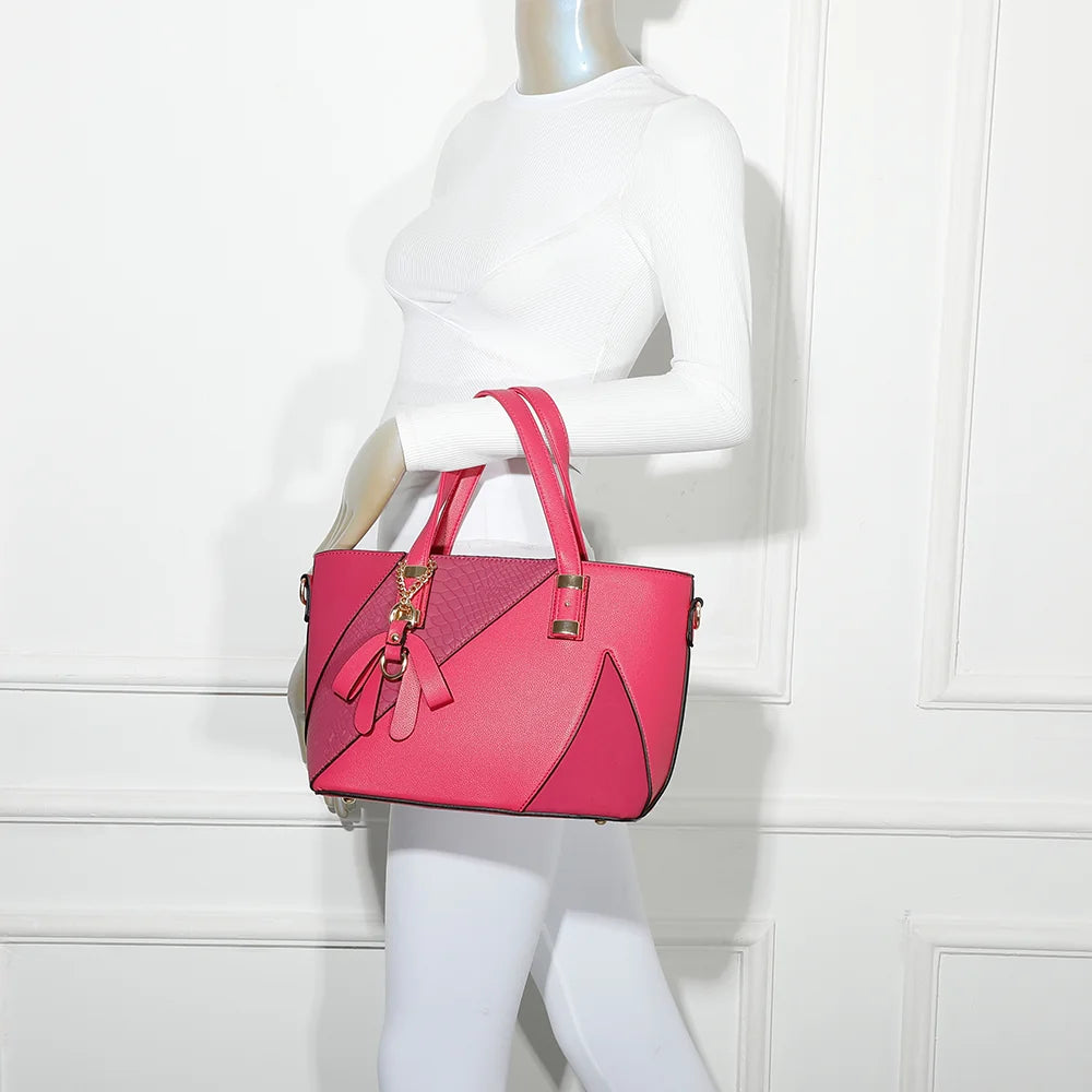 L’Ingénieuse Mini fuschia portée par une femme, à la main ou avec sa bandoulière amovible – réf. Z-9329-34