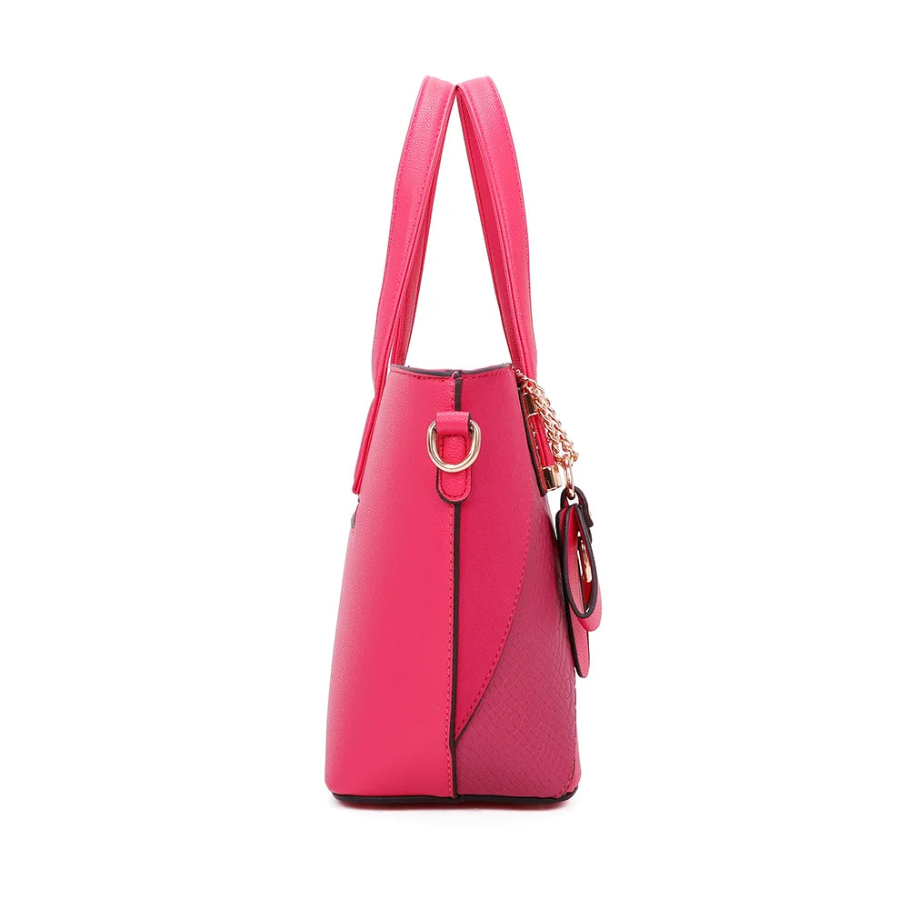 Profil de L’Ingénieuse Mini fuschia, avec l’anneau doré qui retient la bandoulière amovible – réf. Z-9329-34