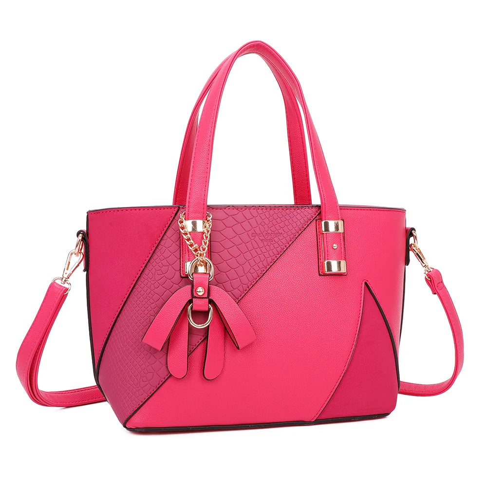 L’Ingénieuse Mini fuschia de trois-quarts : empiècement effet croco et chaînette dorée – réf. Z-9329-34