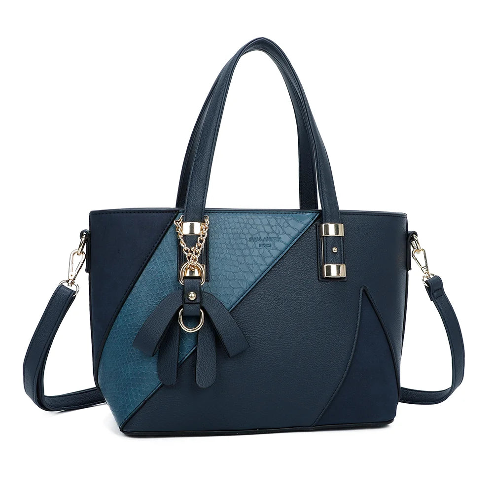 L’Ingénieuse Mini marine de trois-quarts : empiècement effet croco et chaînette dorée – réf. Z-9329-34