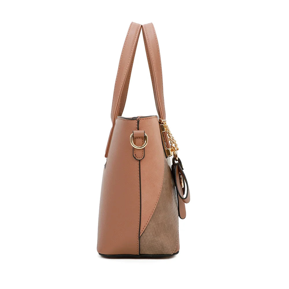Profil de L’Ingénieuse Mini taupe, avec l’anneau doré qui retient la bandoulière amovible – réf. Z-9329-34