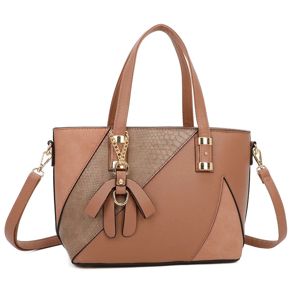 L’Ingénieuse Mini taupe de trois-quarts : empiècement effet croco et chaînette dorée – réf. Z-9329-34