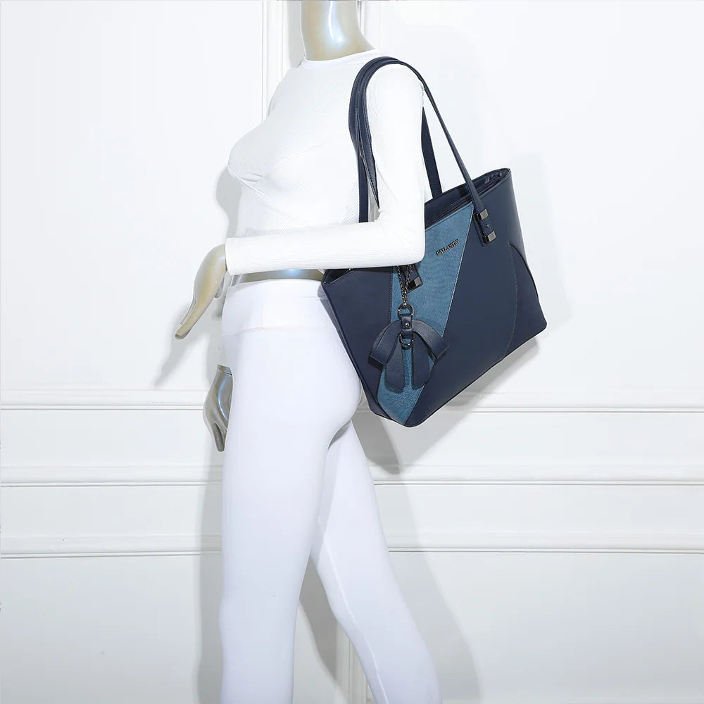 Sac cabas L'ingénieuse marine porté à l’épaule par une femme, anses longues confortables – réf. M-9329-36