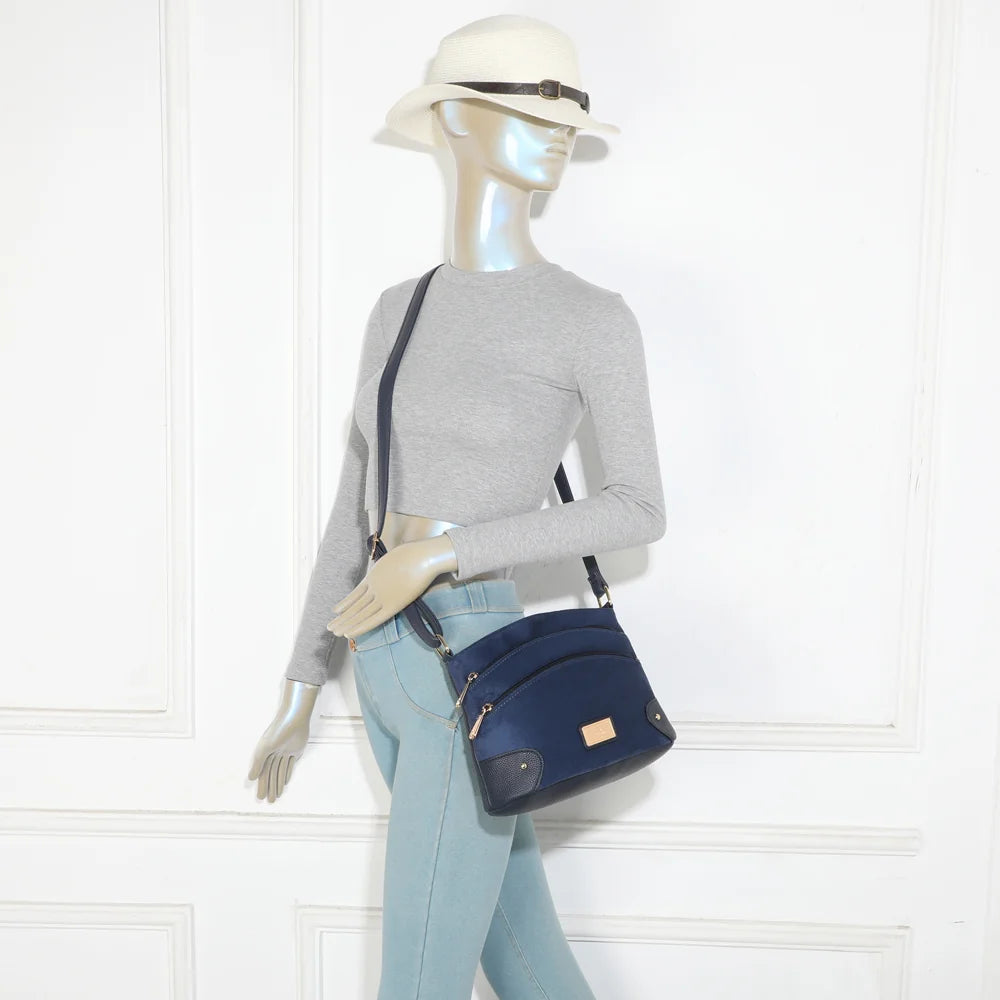 Sac bandoulière femme L'Organisé Chic bleu foncé porté en travers du corps, bandoulière réglable – réf. M-9263-12