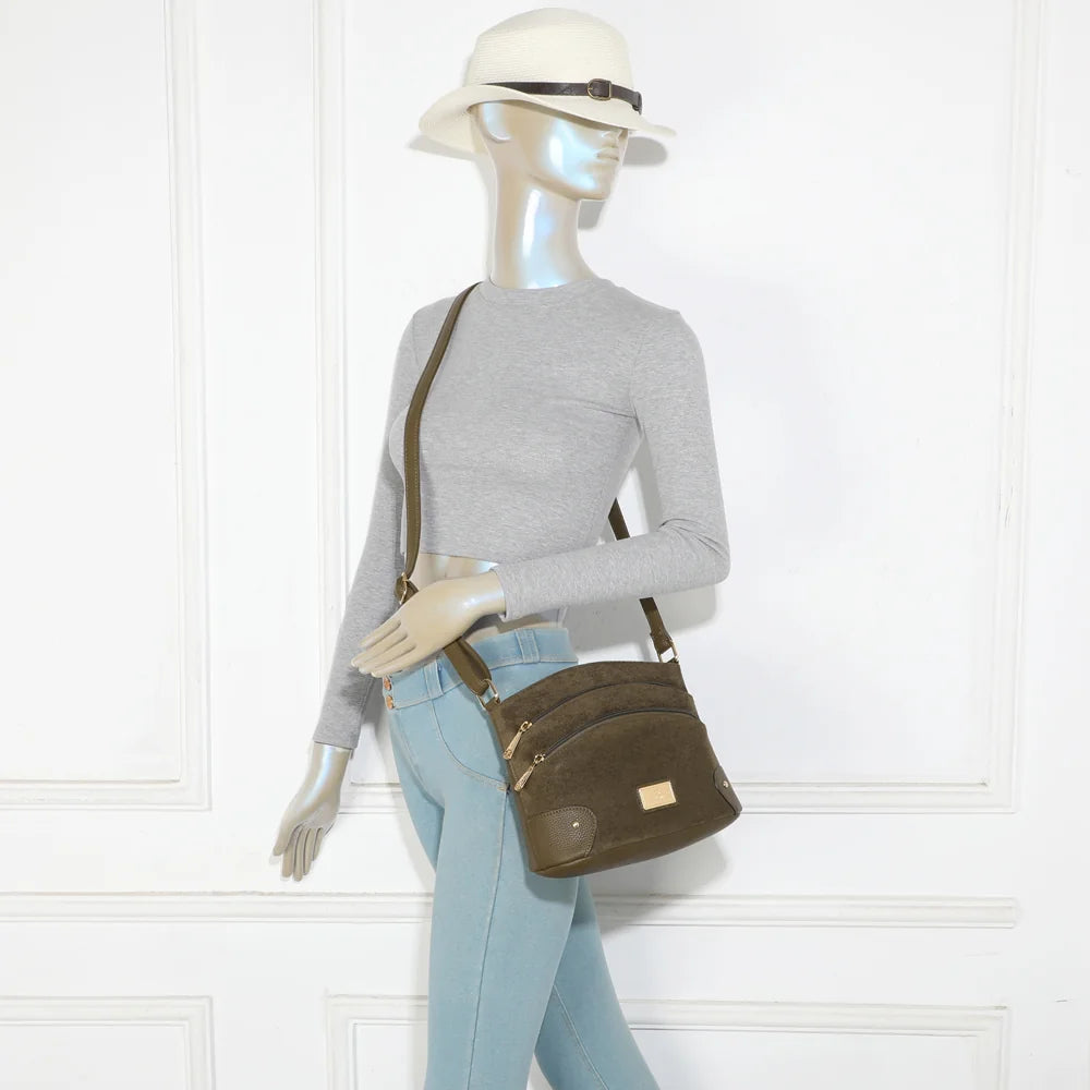 Sac bandoulière femme L'Organisé Chic vert foncé porté en travers du corps, bandoulière réglable – réf. M-9263-12