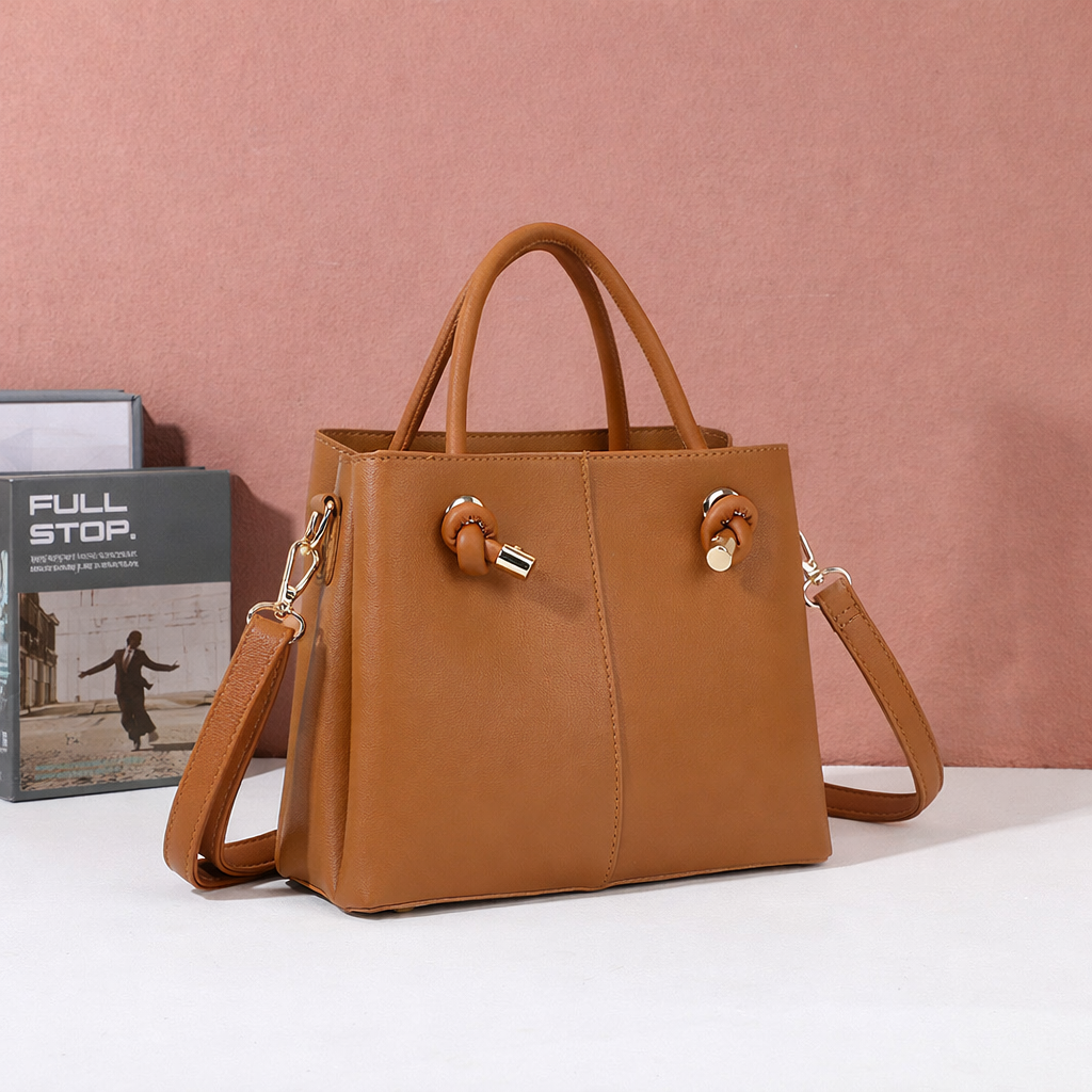 Sac à main La Ambre marron mis en scène dans un décor – visuel d’ambiance créé avec l’IA – Gallantry Paris