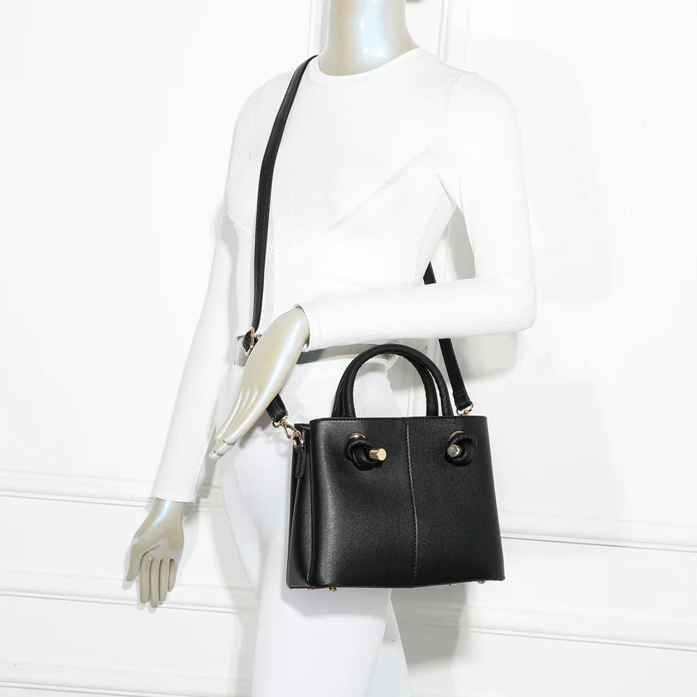 Sac à main femme La Ambre noir porté, à la main ou à l’épaule grâce à la bandoulière – réf. DQ-8662