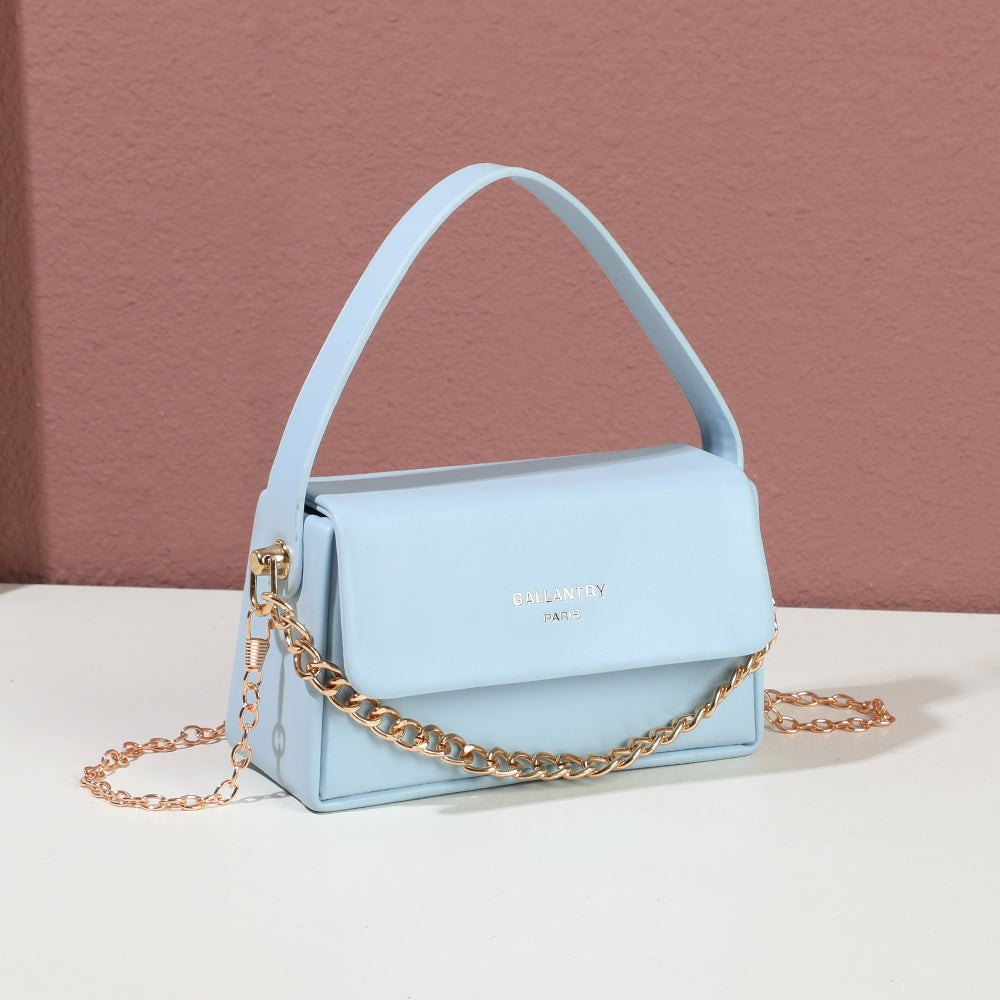 Mini sac à main La Azurée bleu clair mis en scène dans un décor – visuel d’ambiance créé avec l’IA – Gallantry Paris