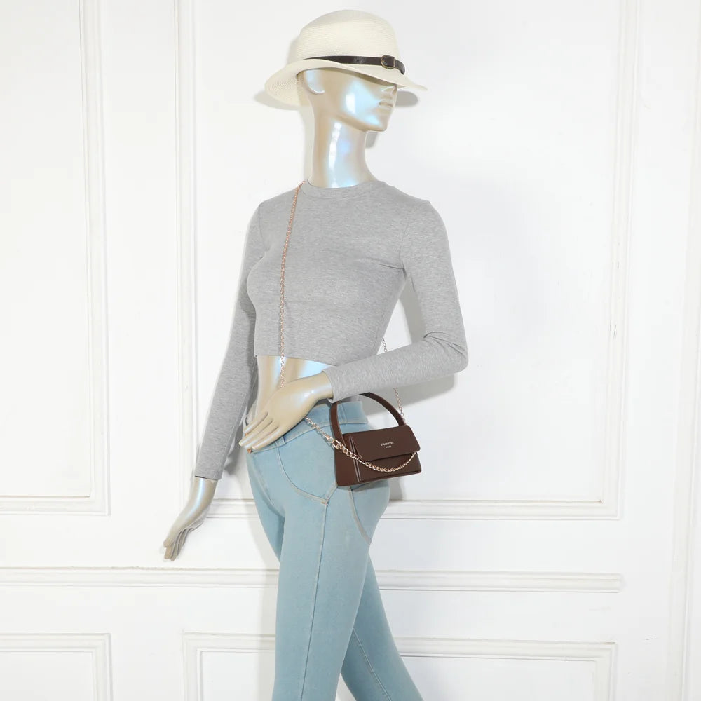 Mini sac La Azurée café porté par une femme, à la main ou en bandoulière chaîne – réf. YL-26021