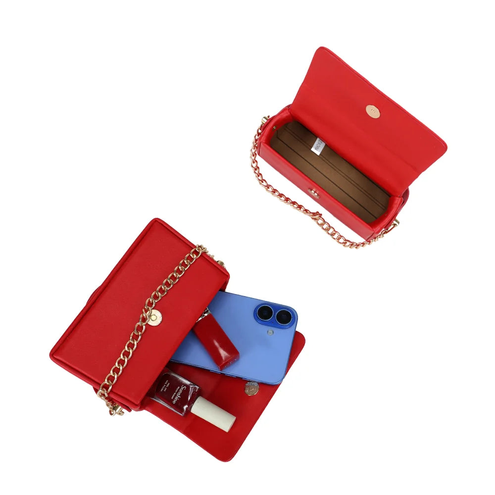 Intérieur de La Azurée rouge : téléphone, rouge à lèvres et petits essentiels sous le rabat – réf. YL-26021