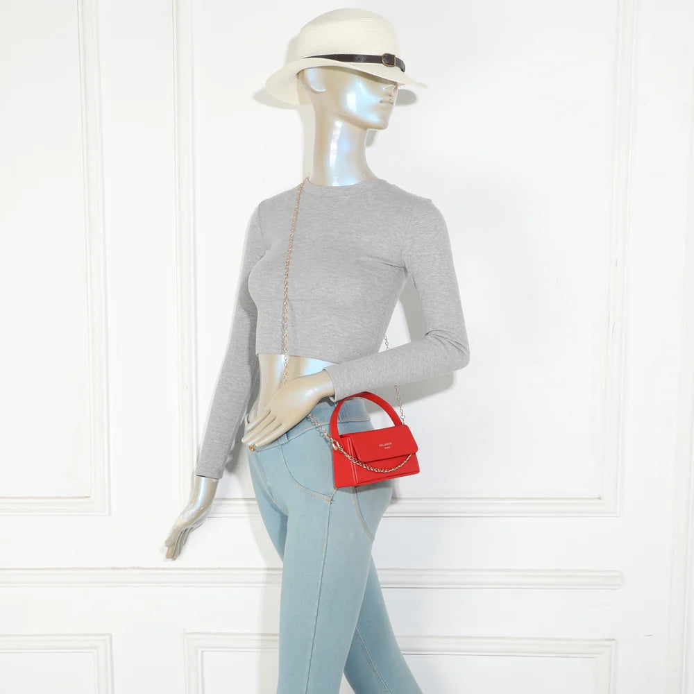 Mini sac La Azurée rouge porté par une femme, à la main ou en bandoulière chaîne – réf. YL-26021