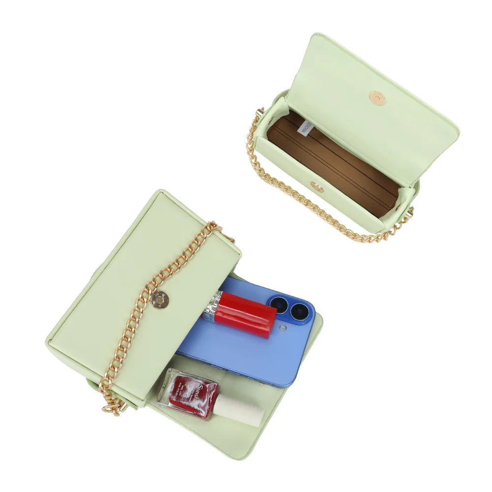 Intérieur de La Azurée vert clair : téléphone, rouge à lèvres et petits essentiels sous le rabat – réf. YL-26021