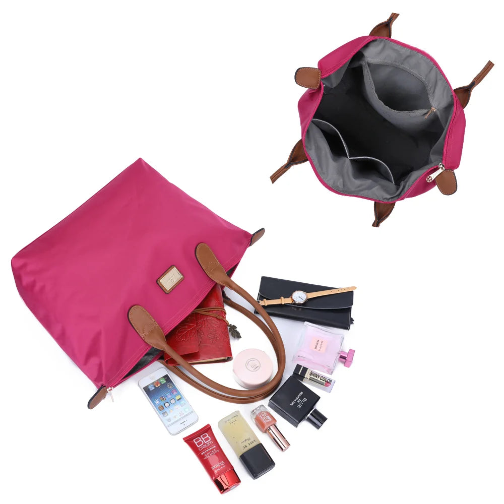 Intérieur de La Balade (Large) fuschia : poche zippée et poches plaquées sous la fermeture éclair – réf. Z-02