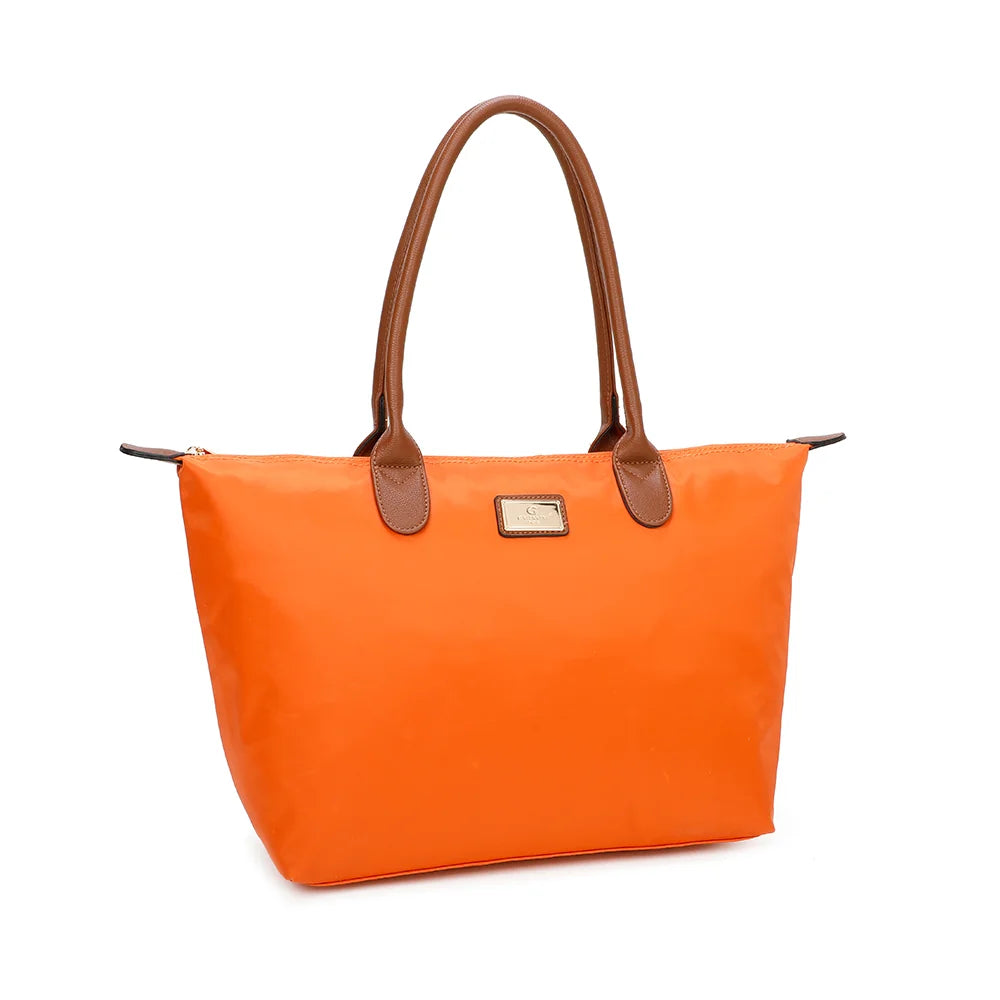La Balade (Large) orange claire vu de trois quarts : forme cabas évasée et pattes de zip marron surpiquées – réf. Z-02