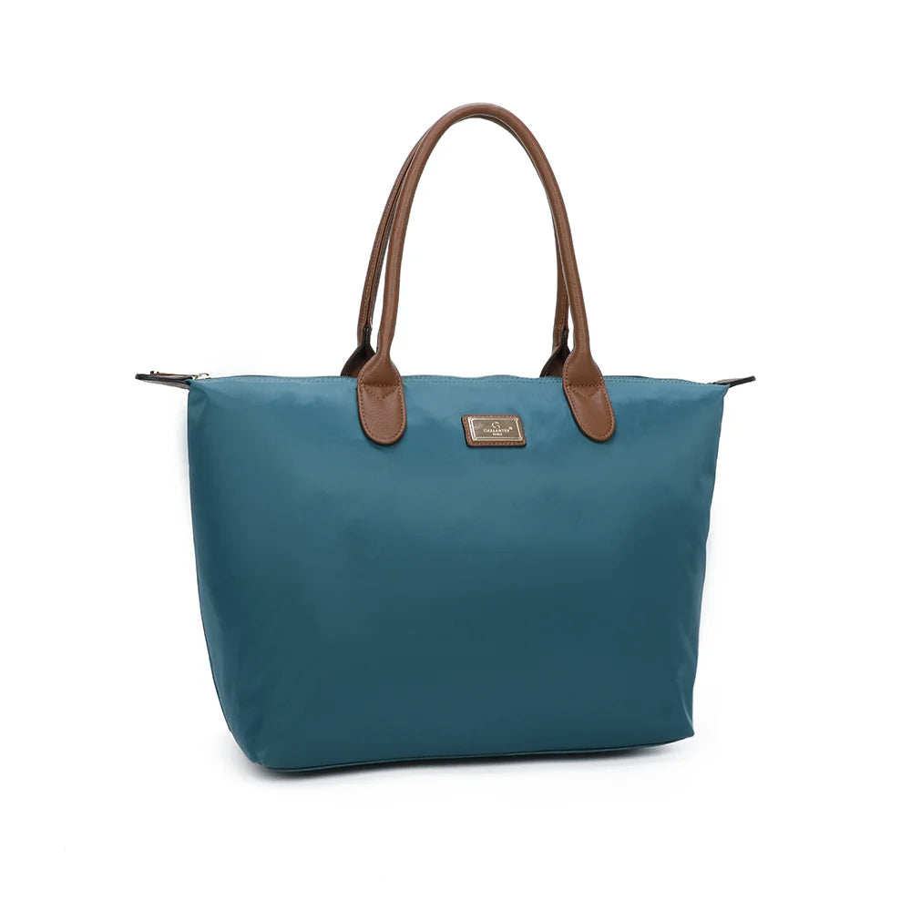 La Balade (Large) vert foncé vu de trois quarts : forme cabas évasée et pattes de zip marron surpiquées – réf. Z-02