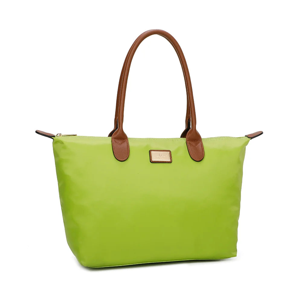 La Balade (Large) vert pomme vu de trois quarts : forme cabas évasée et pattes de zip marron surpiquées – réf. Z-02