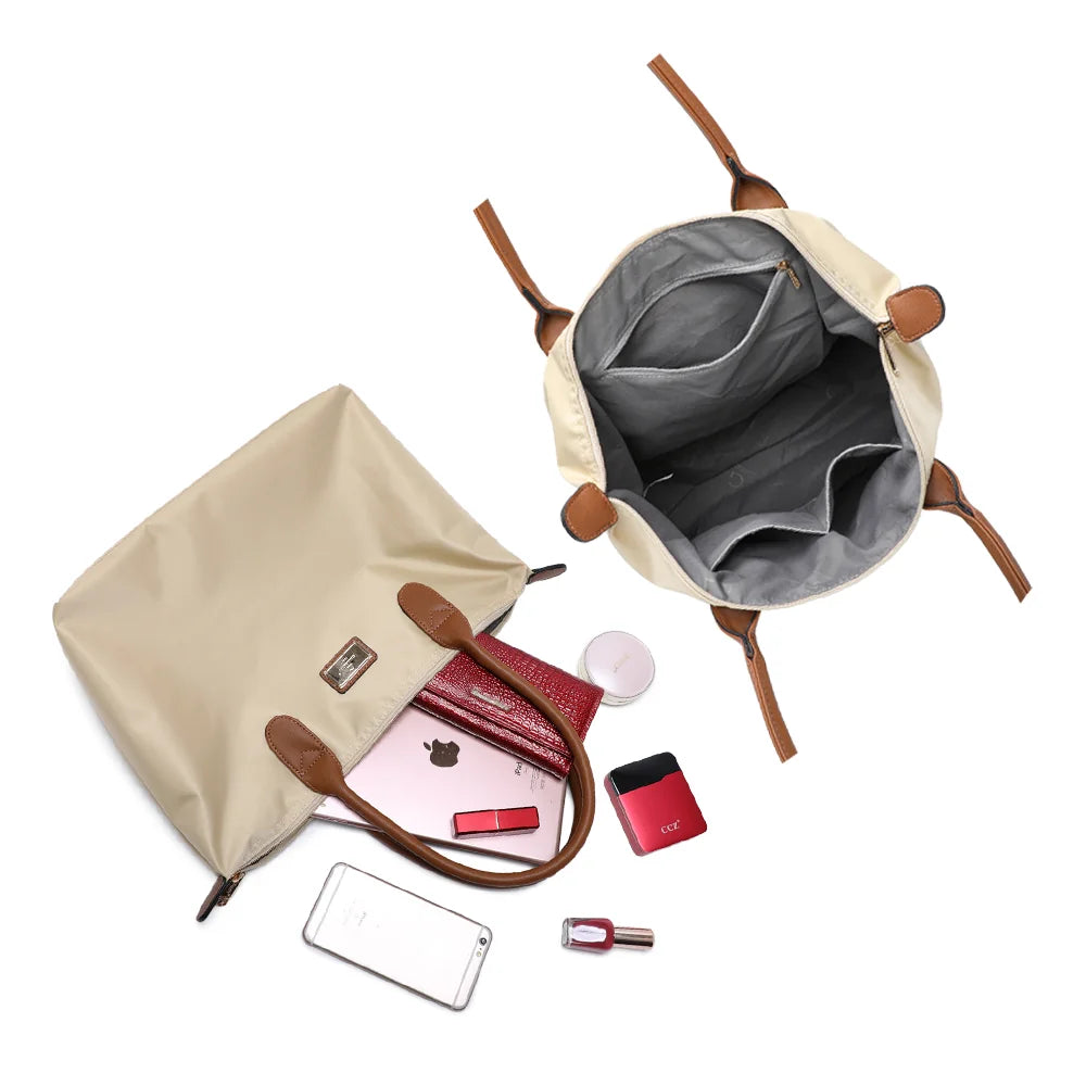 Intérieur de La Balade Medium beige : une poche zippée et des poches plaquées pour les petits essentiels – réf. Z-03