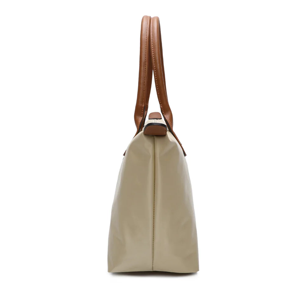 La Balade Medium beige de profil : 15 cm de profondeur et forme évasée vers la fermeture éclair – réf. Z-03