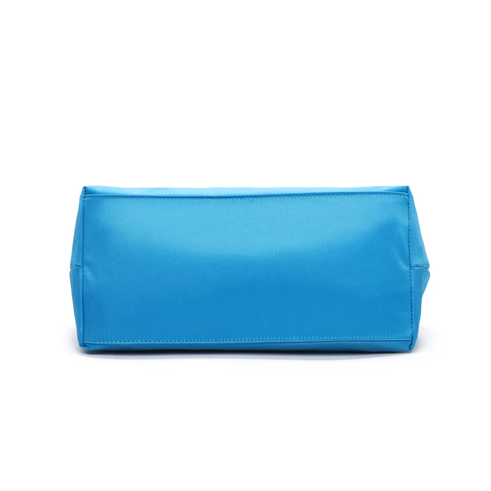 Dessous de La Balade Medium bleu ciel, vue de la base en nylon et des coutures du sac cabas – réf. Z-03