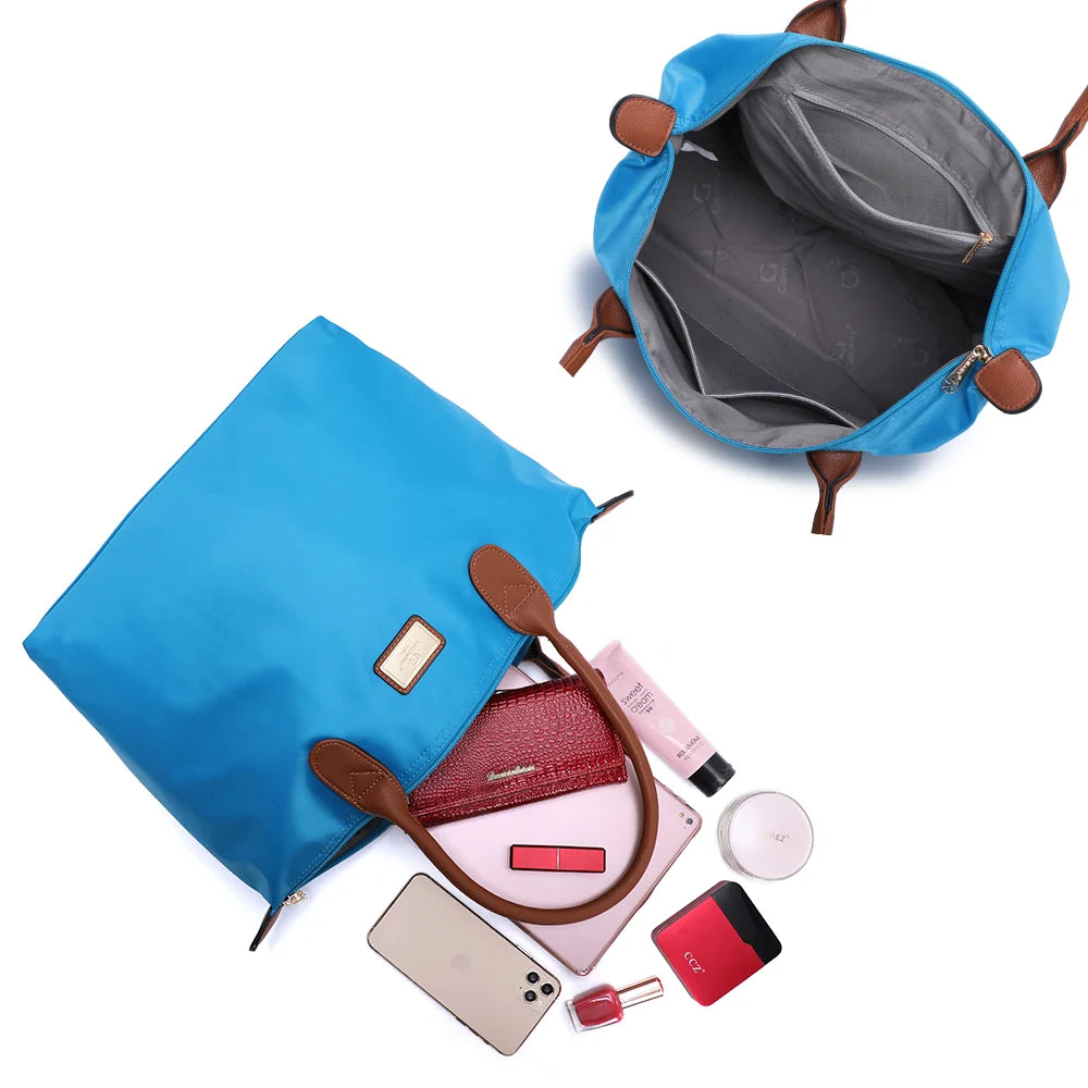 Intérieur de La Balade Medium bleu ciel : une poche zippée et des poches plaquées pour les petits essentiels – réf. Z-03