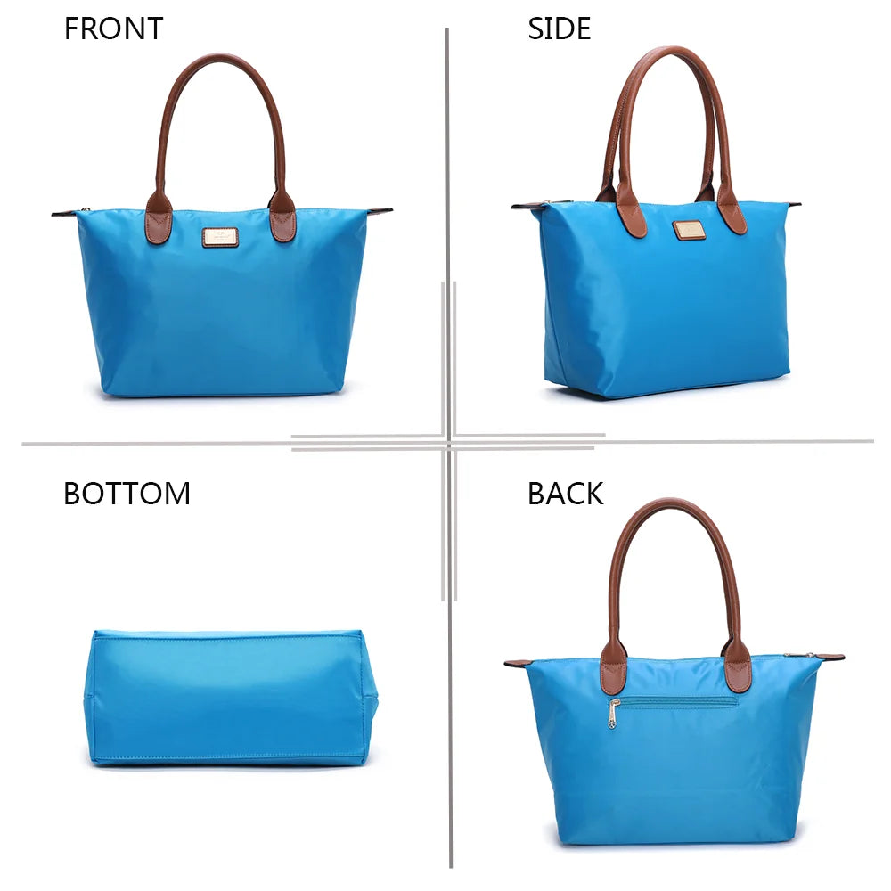 La Balade Medium bleu ciel sous quatre angles : face, profil, dessous et dos du sac en nylon – réf. Z-03