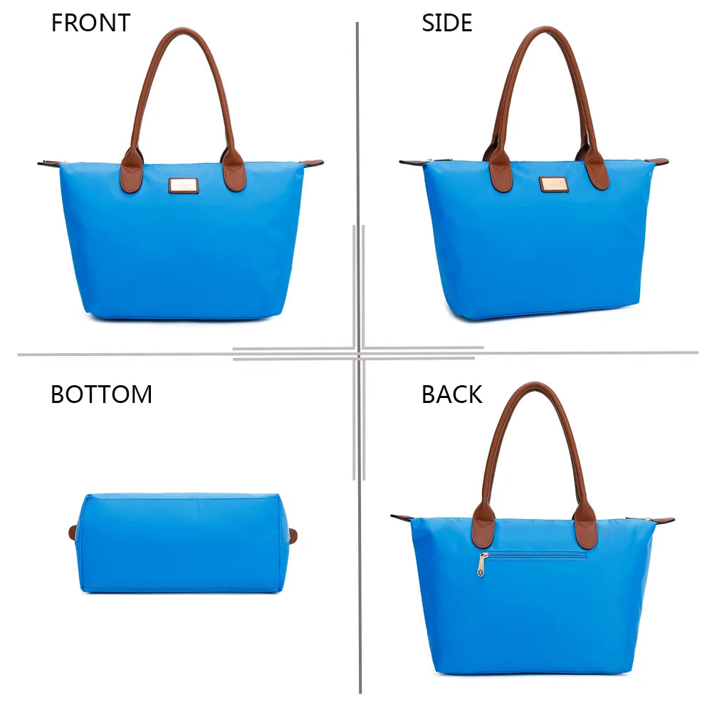 La Balade Medium bleu electrique sous quatre angles : face, profil, dessous et dos du sac en nylon – réf. Z-03
